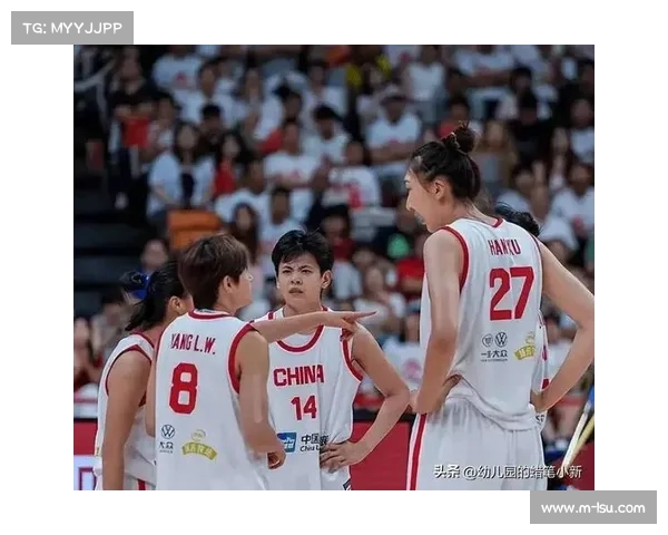 北京大学女篮友谊赛关键时刻倒地,中美球员互扶彰显体育精神